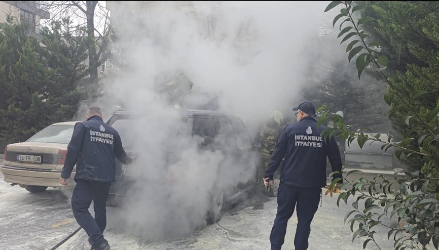 İstanbul - Kadıköyde park halindeki cip yandı İstanbul - Kadıköyde park halindeki cip yandı