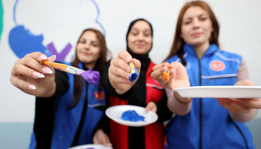 Gönüllü öğrenciler köy okullarını renklendiriyor