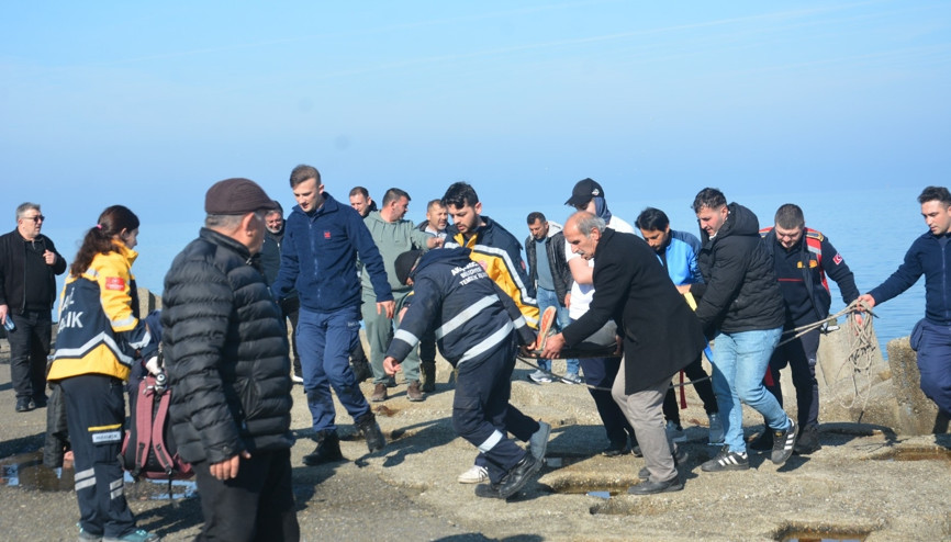 Balık tutarken kayalıklara düşüp yaralandı