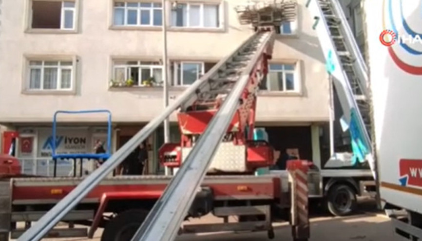 Kartalda 7 katlı binada çatlaklar oluştu Bina tedbir amaçlı tahliye edildi