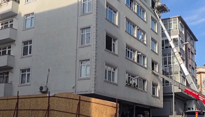 Kartal’da duvarlarında çatlaklar oluşan 7 katlı bina boşaltıldı