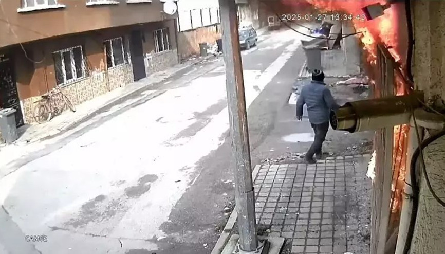 Bursa’da saatlerce ekiplere direnen şüphelinin evi kundakladığı görüntüler oraya çıktı Bursa’da saatlerce ekiplere direnen şüphelinin evi kundakladığı görüntüler oraya çıktı