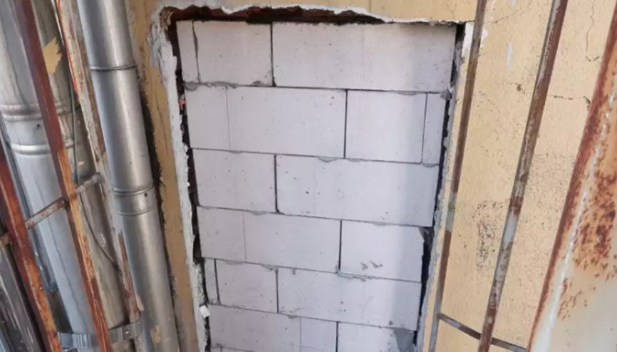 İstanbulda akılalmaz görüntü: Bakırköy’de yangın merdiveninin çıkışı tuğlalarla örüldü