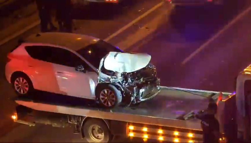 İstanbul-Ümraniye TEM Otoyolunda kaza: Otomobil yolcu otobüsüne çarptı