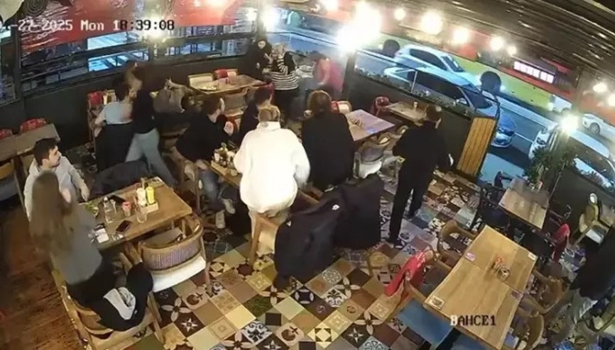 Kadıköy’de seyir halindeki araçtan restorana torpil atıldı: O anlar kamerada
