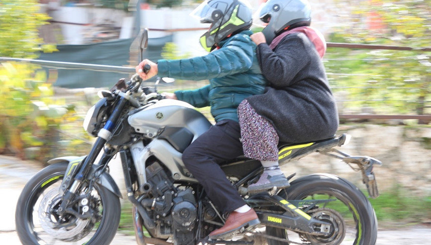 Özdere çiftinin motosiklet tutkusu görenleri şaşırtıyor Özdere çiftinin motosiklet tutkusu görenleri şaşırtıyor