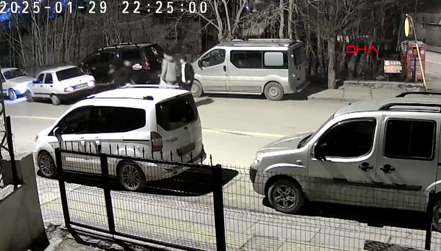 Otomobilin öğrencilerin arasına daldığı kaza kamerada