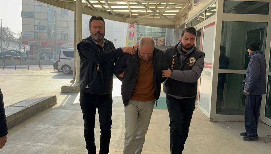 Konyada çöken 4 katlı binayı yapan müteahhit gözaltında