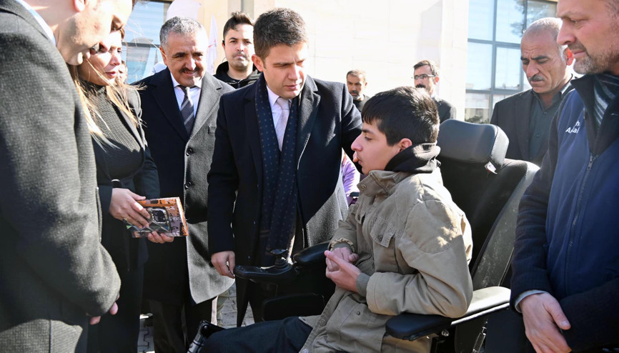 Derikte, engellilere akülü ve tekerlekli sandalye dağıtıldı Derikte, engellilere akülü ve tekerlekli sandalye dağıtıldı