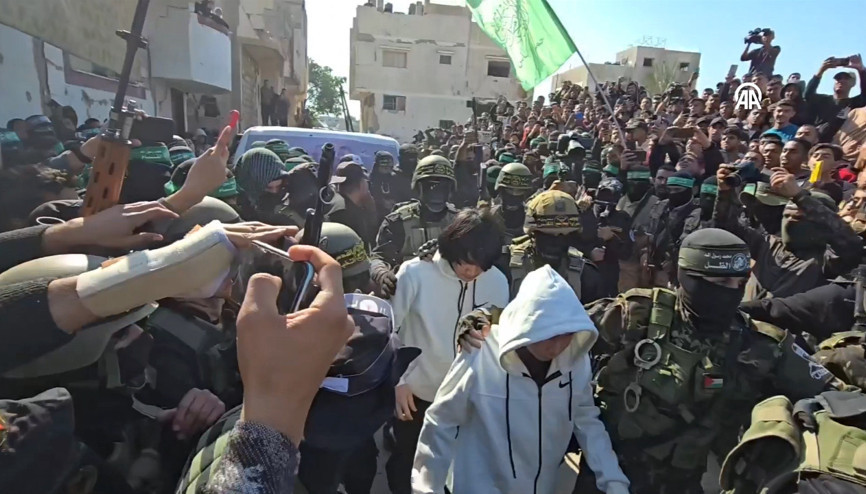 Gazzede tutulan 5 Tayland asıllı esir, Kızılhaç ekiplerine teslim edildi