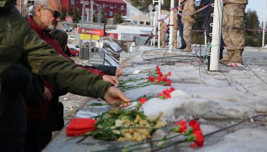 Boluda 78 kişinin yaşamını yitirdiği Grand Kartal önüne karanfil bıraktılar