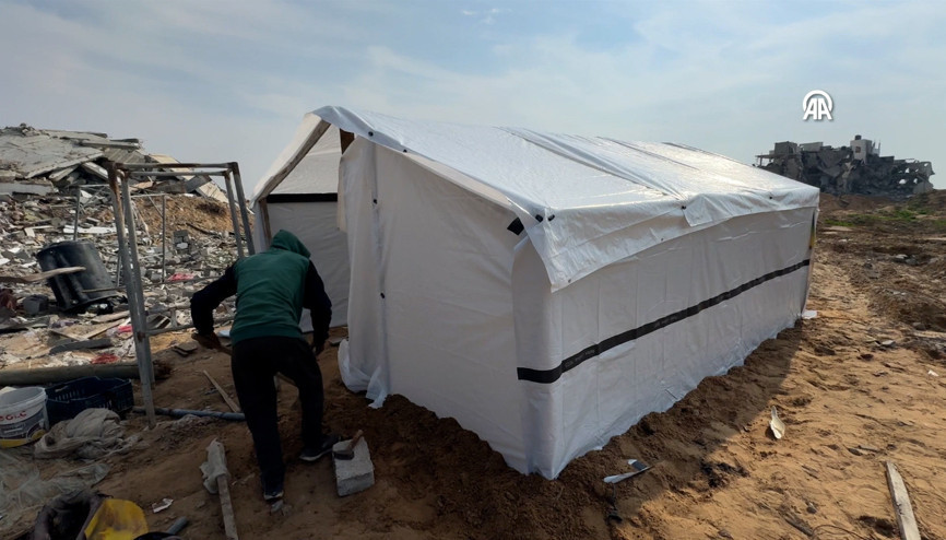 Gazzenin kuzeyine dönen Filistinliler, evlerin enkazı üzerine kurdukları çadırlarda yaşamlarını sürdürüyor