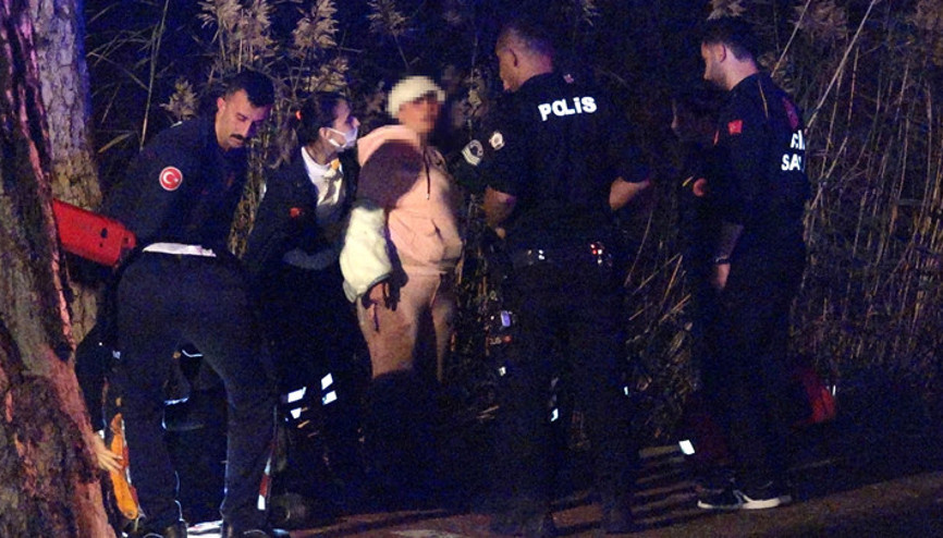 Antalyada bataklığa saplanıp mahsur kalan kadın 4 saat sonra vinçle kurtarıldı