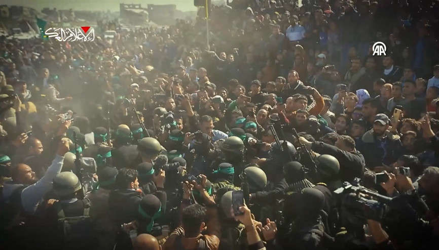 Kassam Tugayları Gazze’deki esirlerin Kızılhaç’a teslim görüntülerini paylaştı Kassam Tugayları Gazze’deki esirlerin Kızılhaç’a teslim görüntülerini paylaştı