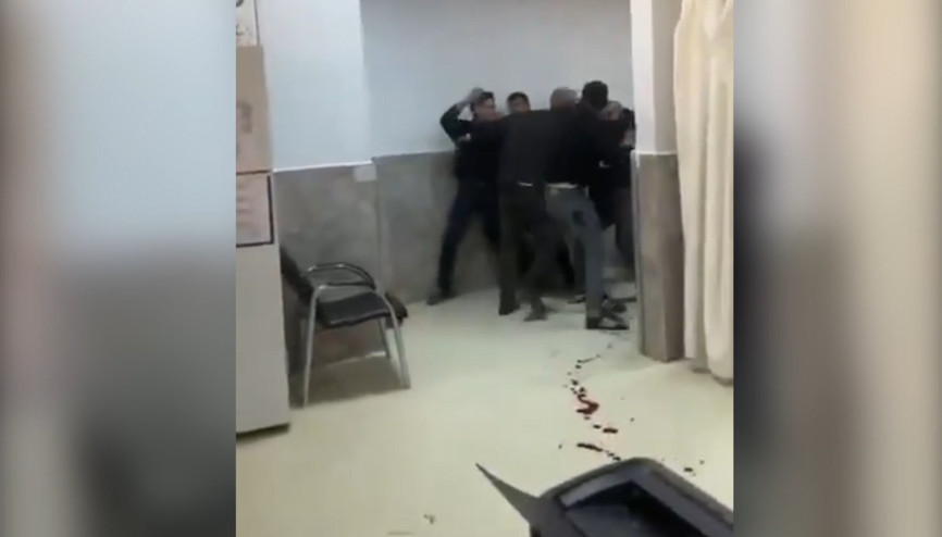 Şanlıurfada acil serviste bıçaklı kavga kamerada : 5 yaralı Şanlıurfada acil serviste bıçaklı kavga kamerada : 5 yaralı