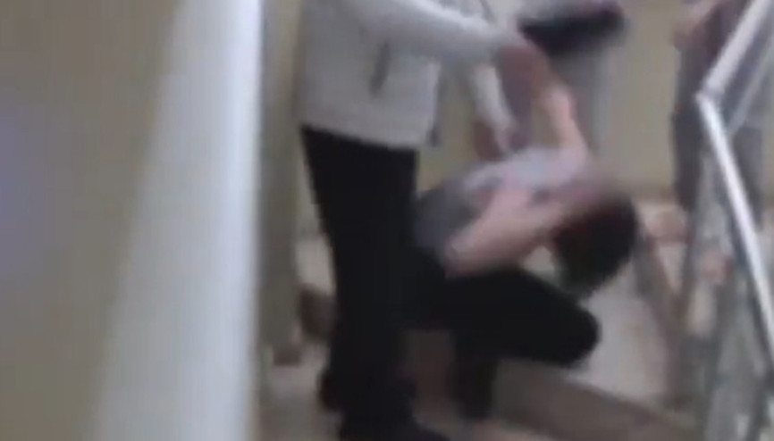 Hiç mi vicdanınız sızlamadı Engelli çocuğa anne ve babasından dayak... O anlar güvenlik kamerasında