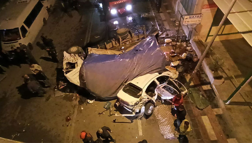 Şanlıurfada bir kamyon çarptığı otomobille birlikte üst geçitten düştü 3 can kaybı, 26 yaralı