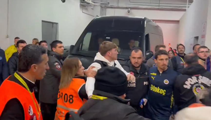 Burak, Mert Hakan ve Samet arasında gerginlik