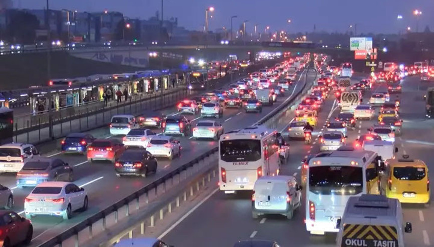 İstanbulda ara tatilin ardından trafik yoğunluğu