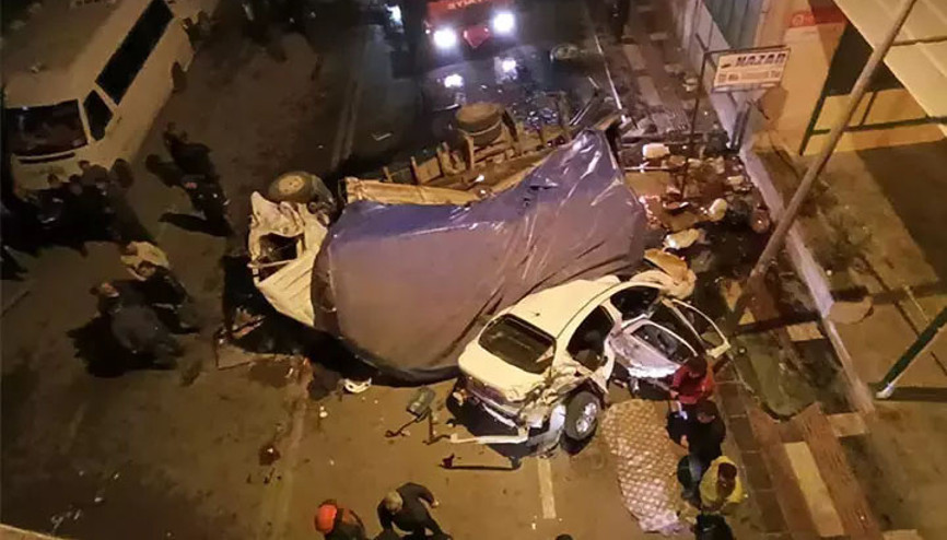 Şanlıurfada bir kamyon çarptığı otomobille birlikte üst geçitten düştü 3 can kaybı, 26 yaralı