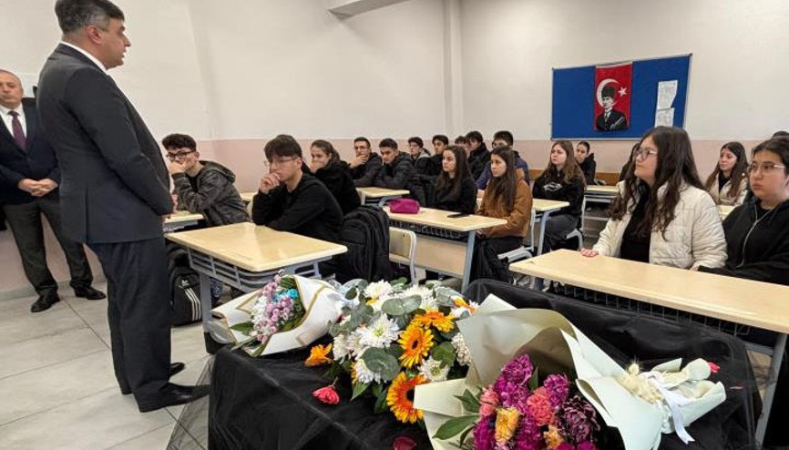 Kartalkaya otel faciasında hayatını kaybeden Lalinin masası çiçeklerle donatıldı