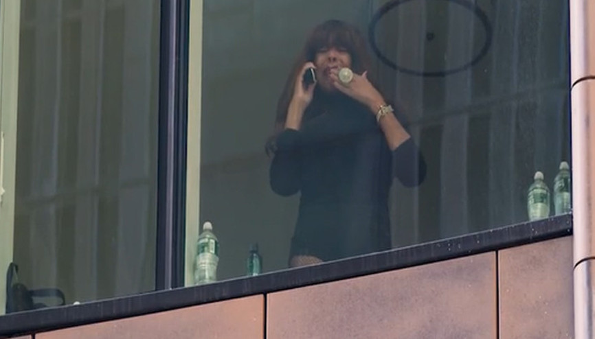 Ünlü sunucu pencerede çok gözyaşı döktü... Sonunda insafa gelip izin verdiler: Bırakın babacığıma gideyim Ünlü sunucu pencerede çok gözyaşı döktü... Sonunda insafa gelip izin verdiler: Bırakın babacığıma gideyim