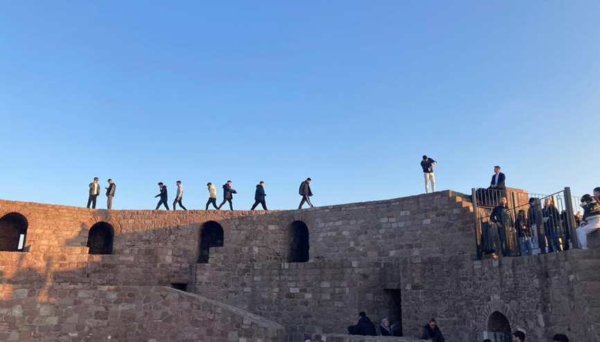 Gençler nereye... Ne uyarı ne korkuluk durdurmuyor