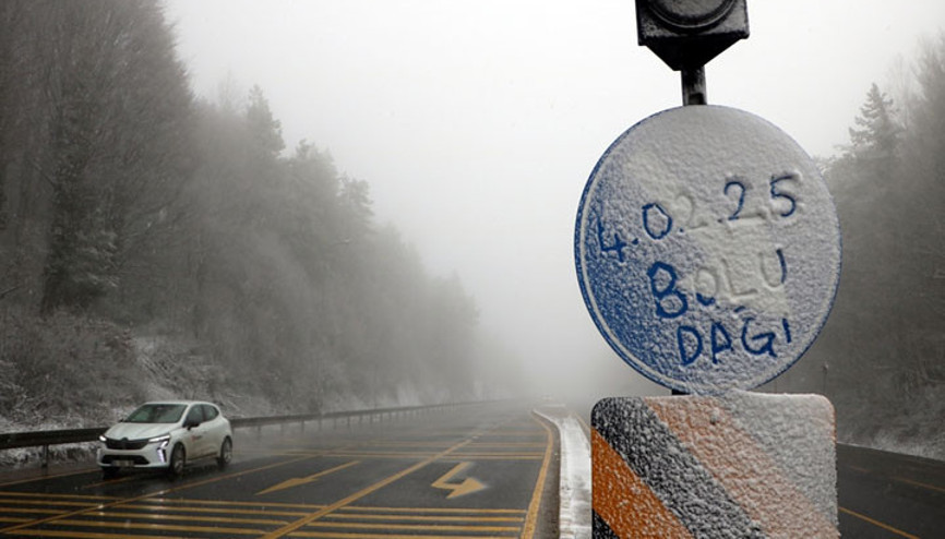 Bolu Dağında kar ve sis: Görüş mesafesi 35 metreye düştü