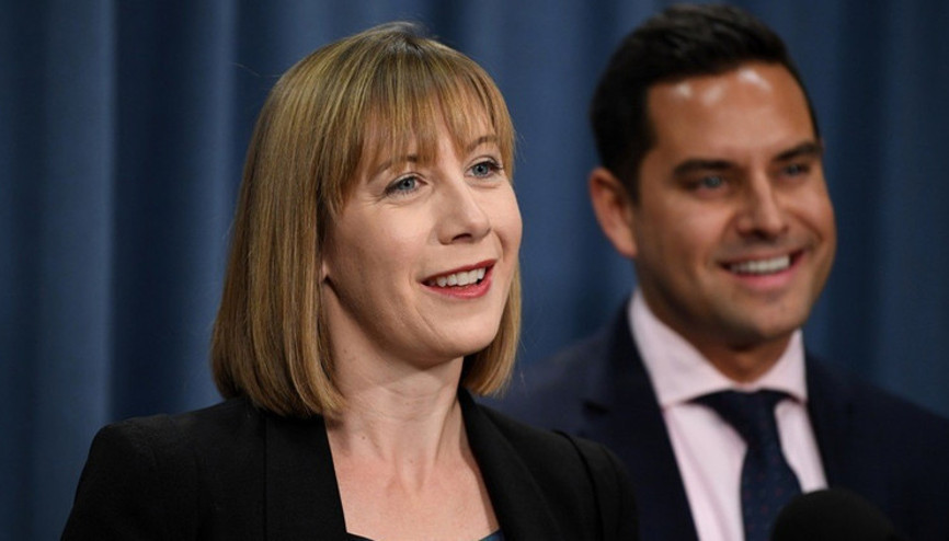 Eleştirilere dayanamadı: Resmi şoförünü özel gezi için kullanan bakan istifa etti Eleştirilere dayanamadı: Resmi şoförünü özel gezi için kullanan bakan istifa etti