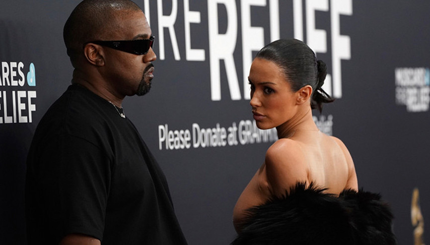 Bir anda herkesin gözleri önünde soyunup çıplak kaldı, dünya şaşkına döndü… O bir kurban değil ‘Görünmez’ elbiselerini satışa bile çıkardı Bir anda herkesin gözleri önünde soyunup çıplak kaldı, dünya şaşkına döndü… O bir kurban değil ‘Görünmez’ elbiselerini satışa bile çıkardı