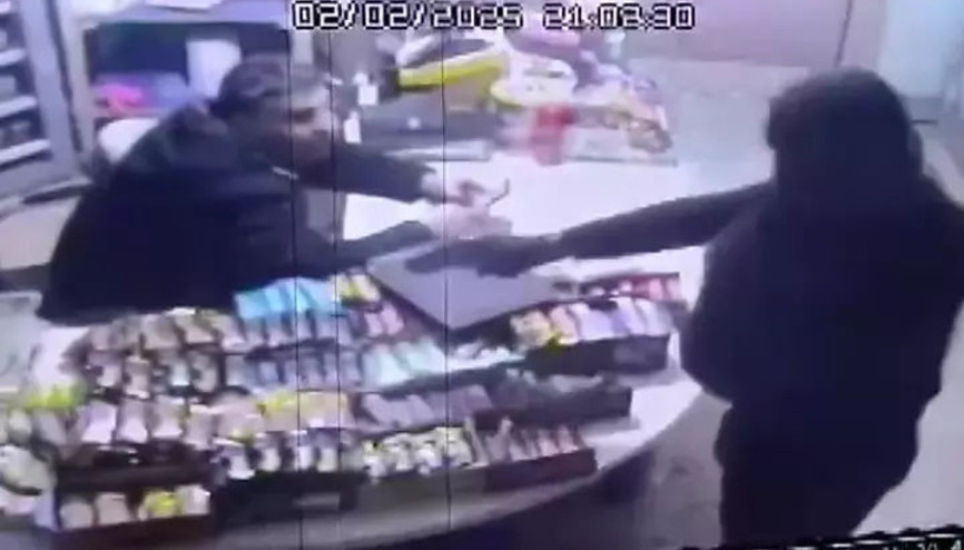 Seni sevmiyorum, evime gelme diyen eniştesini tabancayla vurarak yaraladı Seni sevmiyorum, evime gelme diyen eniştesini tabancayla vurarak yaraladı