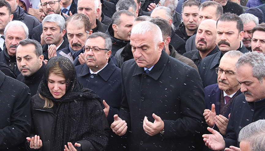 Kültür ve Turizm Bakanı Ersoydan Deprem Şehitliğine ziyaret