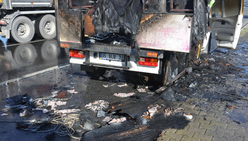 Manisada seyir halindeki lokma dağıtım aracı yandı