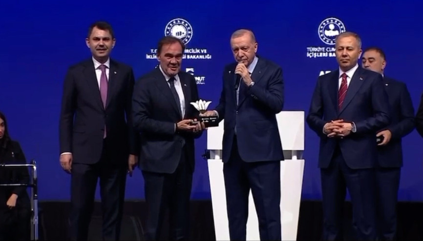 Cumhurbaşkanı Erdoğandan Yıldırım Demirörene plaket