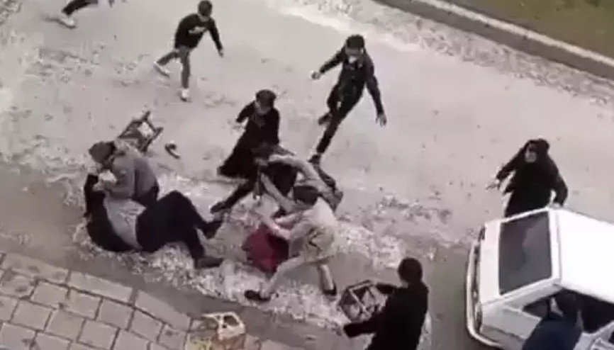 Tokatta duruşma sonrası tabure ve sopalarla birbirine girdiler: 9 gözaltı