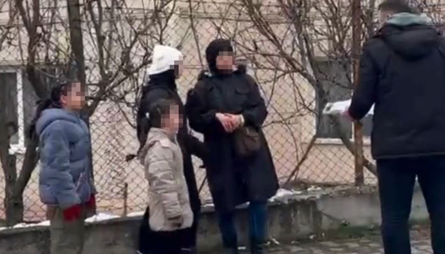 Çocuklarıyla birlikte yürüyordu... Genç kadın, eski sevgilisini yüzünden bıçakladı