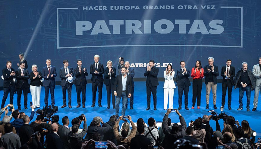 Aşırı sağcılardan gövde gösterisi