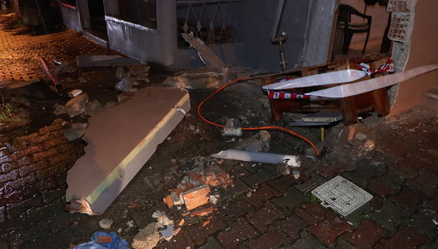 İstanbul - Çekmeköyde otomobilin çarptığı doğal gaz kutusunda sızıntı oluştu: Patlasa ne olacaktı İstanbul - Çekmeköyde otomobilin çarptığı doğal gaz kutusunda sızıntı oluştu: Patlasa ne olacaktı