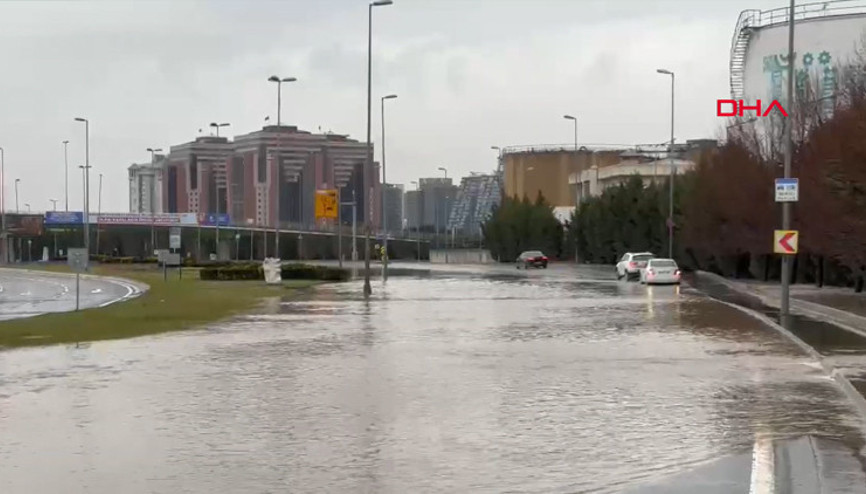 Bakırköyde su borusu patladı, yollar göle döndü
