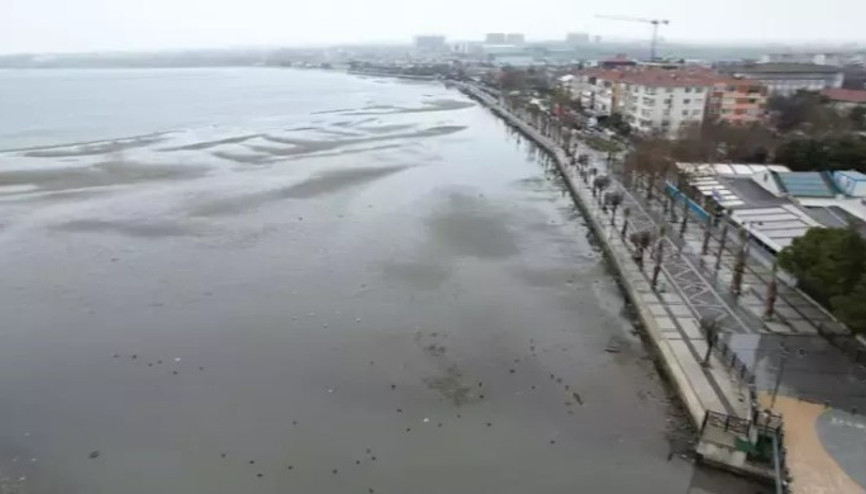 Silivri’de deniz metrelerce çekildi