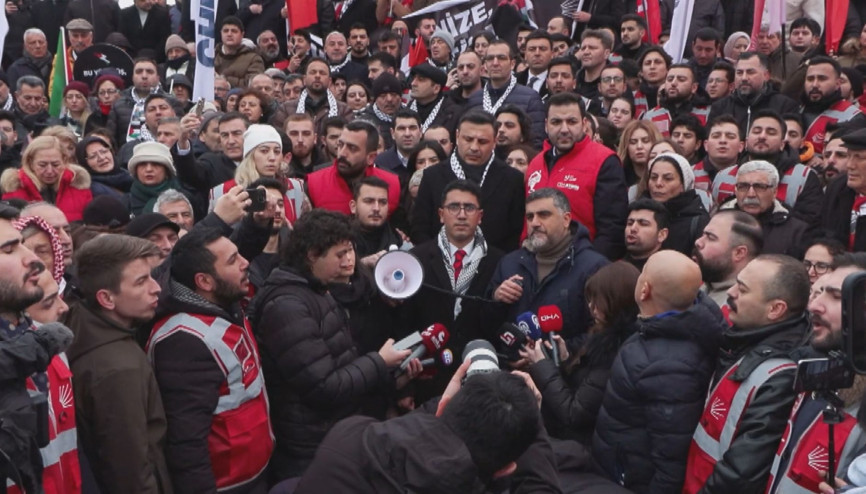 Cumhuriyet Halk Partisi üyeleri Galata Köprüsünde Filistin için toplandı