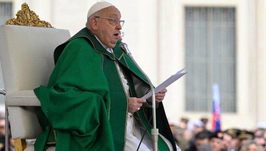 Nefes almakta zorlanan Papa’nın imdadına yardımcısı koştu