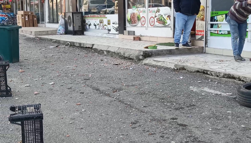 Siirtte, çatı katından kopan sıva ve mozaik parçalarını kontrollü şekilde düşürdüler