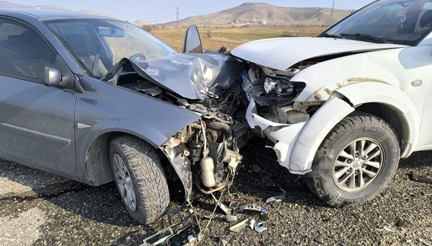 Batman’da kamyonet ile otomobil kafa kafaya çarpıştı: 2 yaralı
