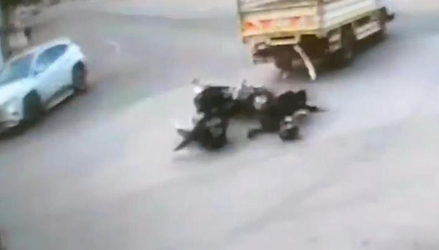Mersinde motosikletteki 2 kişi, kamyonetin altında kalmaktan saniyelerle kurtuldu