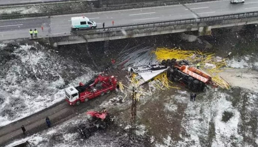 Düzce’de feci kaza Kar küreme aracına arkadan çarpın tır ile birlikte köprüden uçtular