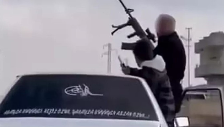 Düğün konvoyunda havaya ateş açarken araçtan düştü
