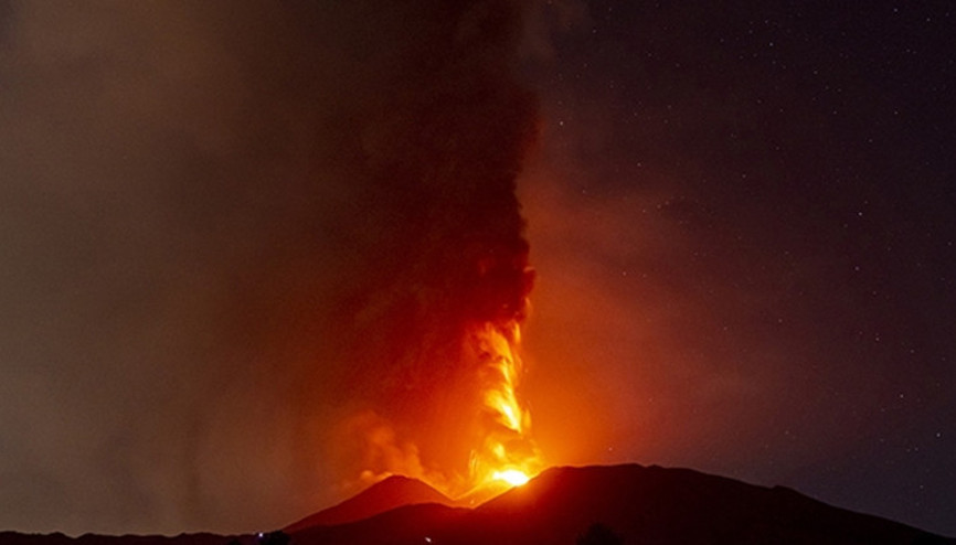Etna Yanardağındaki lav akışı sürüyor