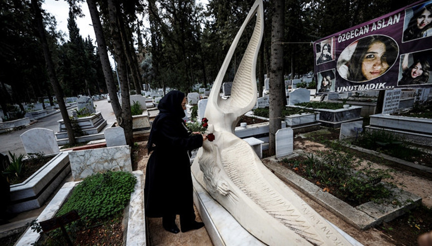 Özgecan Aslan ölümünün 10.yılında mezarı başında anıldı: 10 yıl geçti fakat acımız dinmedi, dinmeyecek