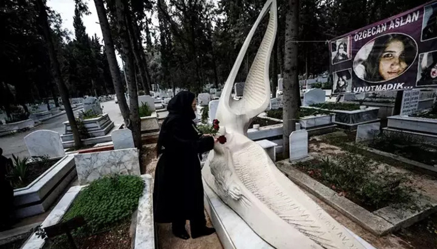 Özgecan Aslan ölümünün 10.yılında mezarı başında anıldı